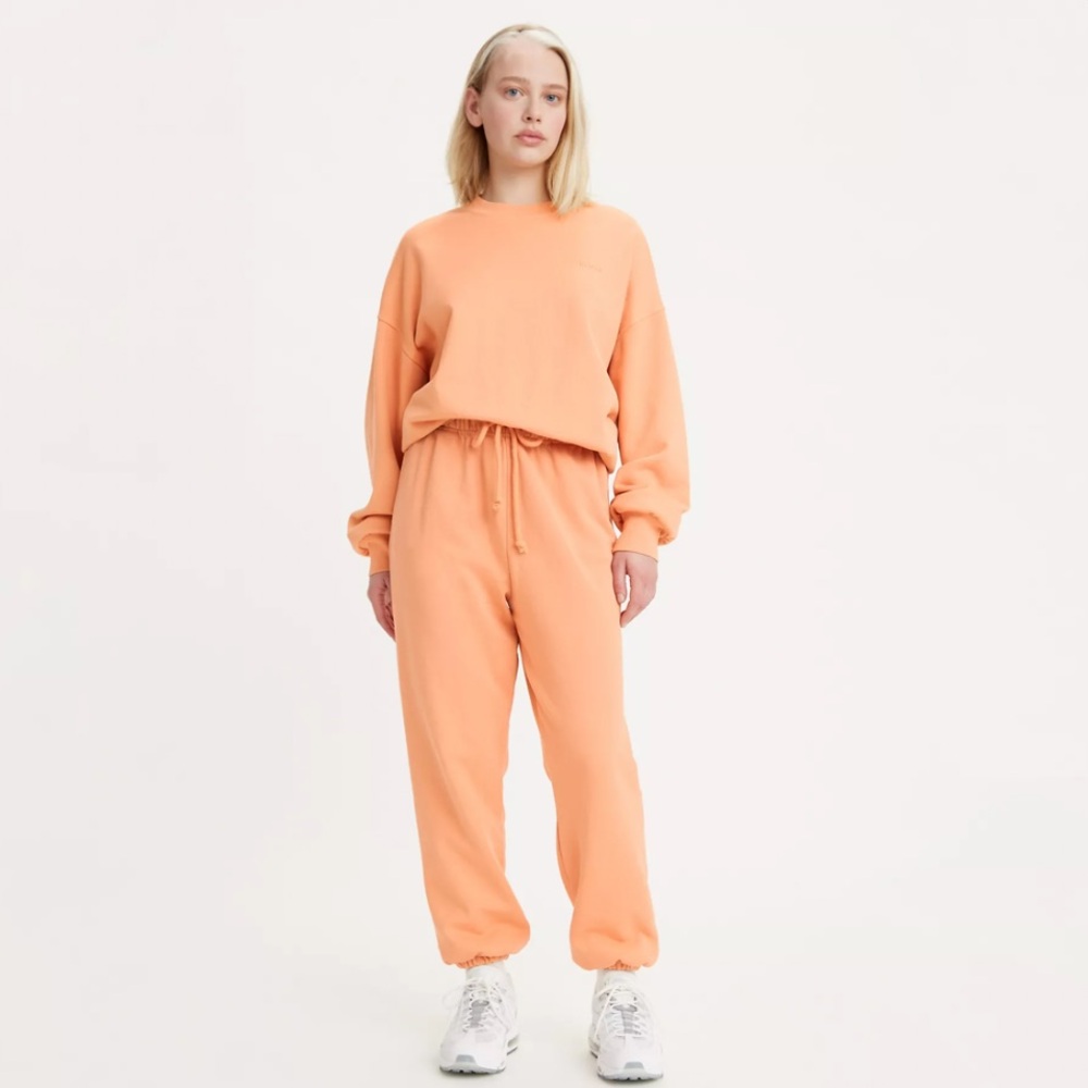 levi’s sweatpants.